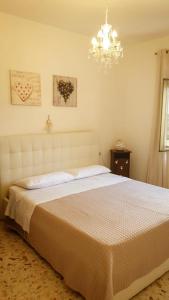 Un dormitorio con una cama grande y una lámpara de araña. en Idillio Country House, en Alvito