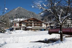 Nespecifikovaný výhled na hory nebo výhled na hory při pohledu z hotelu