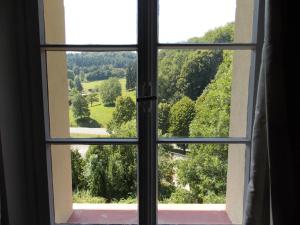 a window looking out at a view of trees at Chambres d'Hôtes Le Felseneck - NOUVEAU PROPRIÉTAIRE - NEW MANAGEMENT in Ferrette