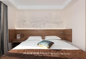 Postel nebo postele na pokoji v ubytování Zhong An Hotel Beijing Former Residence of Journalist Edgar Snow -Free laundry service,Free freshly ground coffee,Provide tourism and ticketing service ,English service ,Near Tian'AnMen Forbidden City,Wangfujing walking street