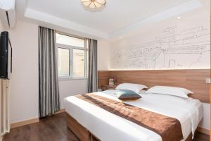 Postel nebo postele na pokoji v ubytování Zhong An Hotel Beijing Former Residence of Journalist Edgar Snow -Free laundry service,Free freshly ground coffee,Provide tourism and ticketing service ,English service ,Near Tian'AnMen Forbidden City,Wangfujing walking street