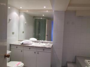 Phòng tắm tại Hotel Apart Colón