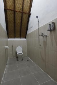 un baño con ducha y WC en Jingga Home Penida, en Nusa Penida