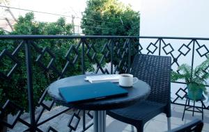 una mesa con un libro y una taza en el balcón en Hotel del Bosque, en Torreón