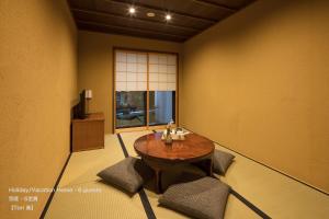 京都市にあるTHE MACHIYA VILLA 三条しらかわ小路のテーブルと椅子と窓のある部屋