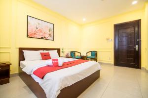 Giường trong phòng chung tại Phuong Thuy Hotel Thu Duc near QL13