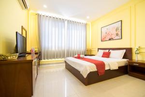 - une chambre avec un lit, un bureau et une télévision dans l'établissement Phuong Thuy Hotel Thu Duc near QL13, à Hô-Chi-Minh-Ville