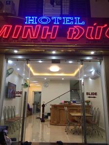 een restaurant met een neonbord aan de voorzijde bij Minh Đức hotel in Cat Ba