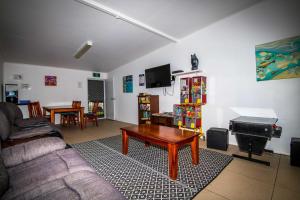 uma sala de estar com um sofá e uma mesa em Clarence Head Caravan Park em Iluka