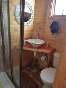A bathroom at Casa con acceso directo a playa en condominio