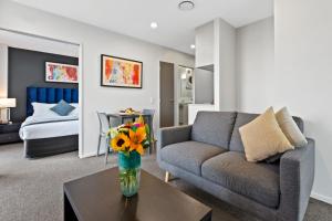 Ein Sitzbereich in der Unterkunft Proximity Apartments Manukau / Auckland Airport