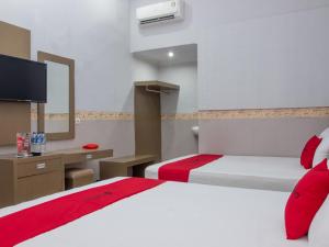 Postel nebo postele na pokoji v ubytování RedDoorz near Goa Panggung