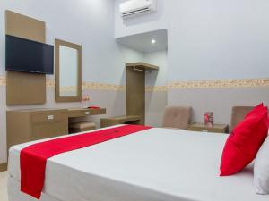 Postel nebo postele na pokoji v ubytování RedDoorz near Goa Panggung + 5 fotografií