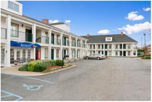 auf einem Parkplatz vor einem Gebäude geparkt in der Unterkunft Baymont by Wyndham Roanoke Rapids in Roanoke Rapids