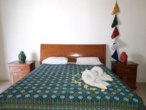 Tempat tidur dalam kamar di Agus Villa
