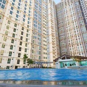 een groot gebouw met blauw water ervoor bij SAN LORENZO PLACE 2BR 29-E by LARICO in Manilla +24 foto's