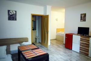 Μια τηλεόραση ή/και κέντρο ψυχαγωγίας στο Flora Beach Apartaments