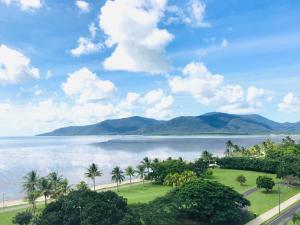 ケアンズにあるアカシア コート ホテルのヤシの木や山々が流れる水の景色