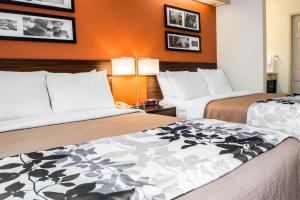 duas camas num quarto de hotel com paredes cor de laranja em Quality Inn Bridgeport-Clarksburg em Bridgeport