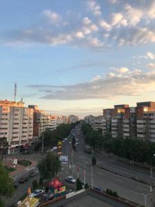 - une vue sur une ville avec des bâtiments et une rue dans l'établissement Hellen's Ultracentral Apartament, à Buzău