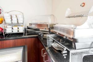 Ett kök eller pentry på Quality Inn Bridgeport-Clarksburg