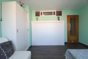un amplio garaje blanco en una habitación con puerta en Calella Studio, en Calella