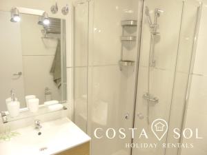 Kúpeľňa v ubytovaní LA CARIHUELA TORREMOLINOS - STUDIO 2- COSTA SOL HOLIDAY RENTALS