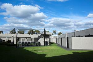 un gran edificio blanco con un patio de césped en Southgate, en Shepparton