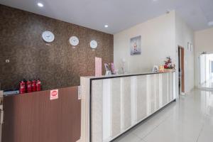 Ο χώρος του λόμπι ή της ρεσεψιόν στο Hotel O Makassar near Pantai Losari formerly Hotel Astra Novilia