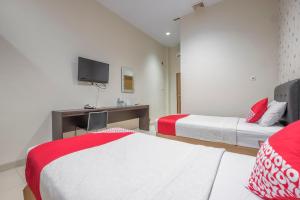 Ένα ή περισσότερα κρεβάτια σε δωμάτιο στο Hotel O Makassar near Pantai Losari formerly Hotel Astra Novilia