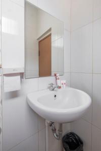 Ένα μπάνιο στο Hotel O Makassar near Pantai Losari formerly Hotel Astra Novilia