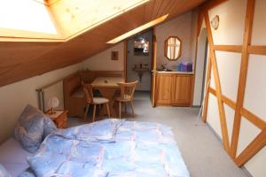 ein Schlafzimmer mit einem Bett und einem Tisch in einem Zimmer in der Unterkunft Hotel Hulfteggpass in Mühlrüti