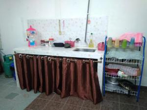cocina con fregadero y encimera en Bonda Guesthouse I, en Paka