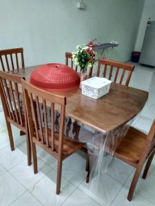 una mesa de madera con una almohada roja encima en Bonda Guesthouse I, en Paka