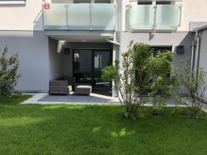 una casa con un prato verde davanti di Luxus Apartment Lake&City a Friedrichshafen