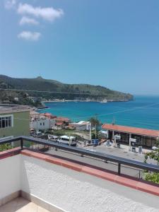 - un balcon offrant une vue sur l'océan dans l'établissement Palinuro Villa Bellavista, à Palinuro