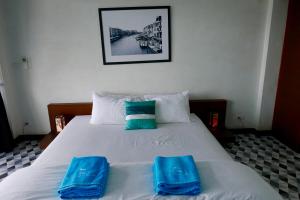 Ein Bett oder Betten in einem Zimmer der Unterkunft Sky Villa Seren with free car