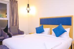 Postel nebo postele na pokoji v ubytování First Inn Hotels Chennai + 11 fotografií