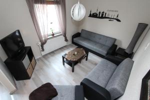 un soggiorno con divano e TV di Ferienhaus Olenbrook a Cuxhaven