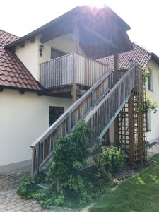 una casa con una escalera de madera delante de ella en Ferienwohnung Diedrichs, en Bodenwöhr