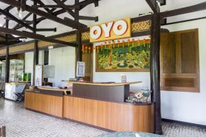 a restaurant with an oo sign on a counter at Super OYO 942 Srikandi Hotel in Pacitan