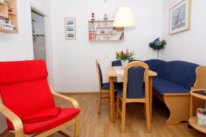 WendtorfにあるFerienwohnung Ostsee App. 6111のリビングルーム(ソファ、テーブル、椅子付)