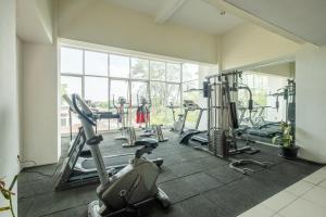 Fitnesscenter och/eller fitnessfaciliteter på OYO Collection O 818 Micasa Residence