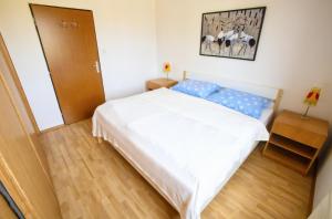 Ένα ή περισσότερα κρεβάτια σε δωμάτιο στο Apartman Hugo