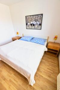 Ένα ή περισσότερα κρεβάτια σε δωμάτιο στο Apartman Hugo
