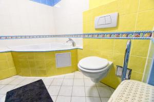 Ένα μπάνιο στο Apartman Hugo