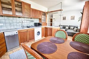 Η κουζίνα ή μικρή κουζίνα στο Apartman Hugo