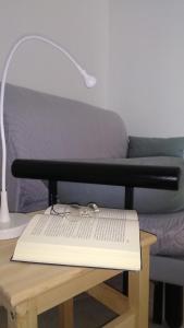 une table avec un clavier et une lampe sur un canapé dans l'établissement B&B Cielo & Mare, à Pozzallo