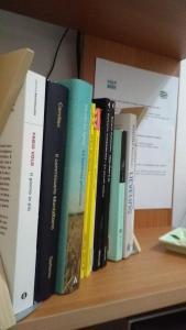 una fila di libri seduti su uno scaffale di B&B Cielo & Mare a Pozzallo