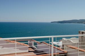 a view of the ocean from a cruise ship at La casa del geko in Vieste